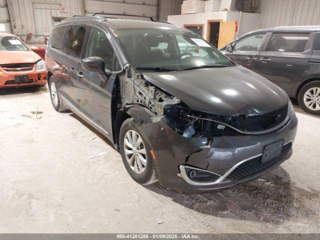  Salvage Chrysler Pacifica