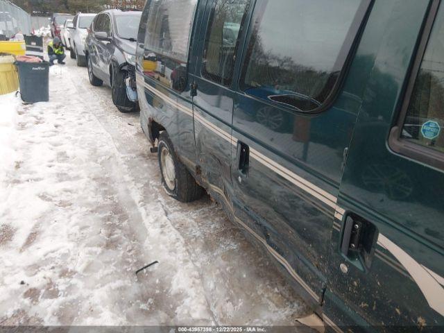 Ford E-150 Recreational Image 3