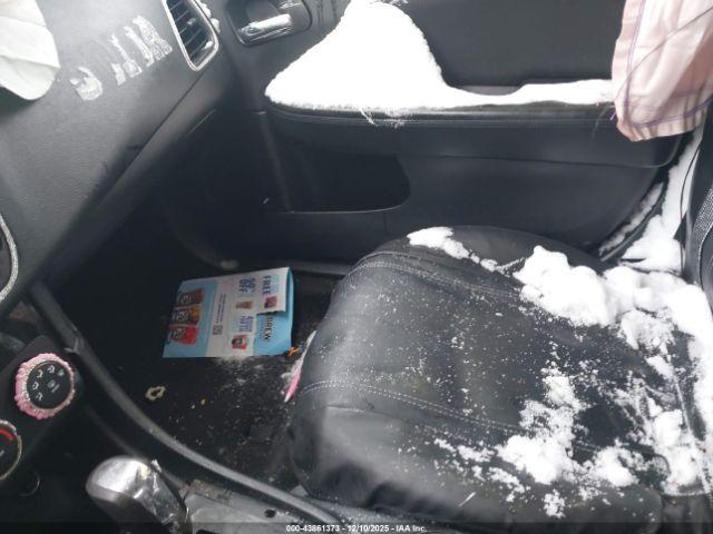 Chrysler 200 Lx Image 16