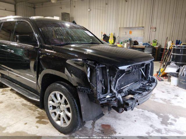 GMC Yukon Denali Image 13