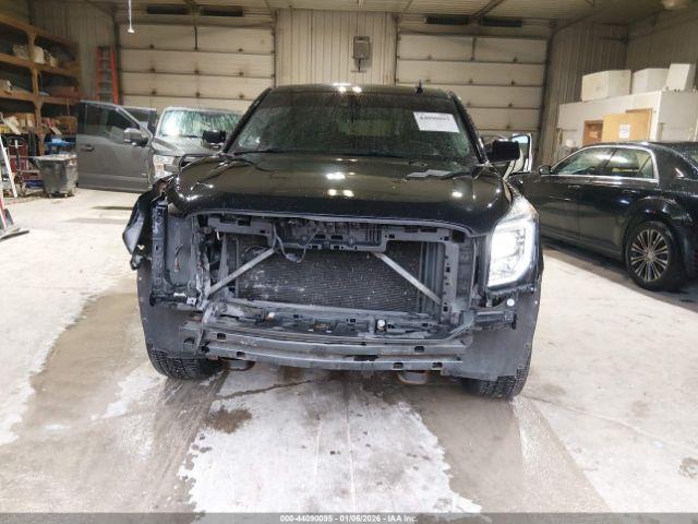 GMC Yukon Denali Image 12